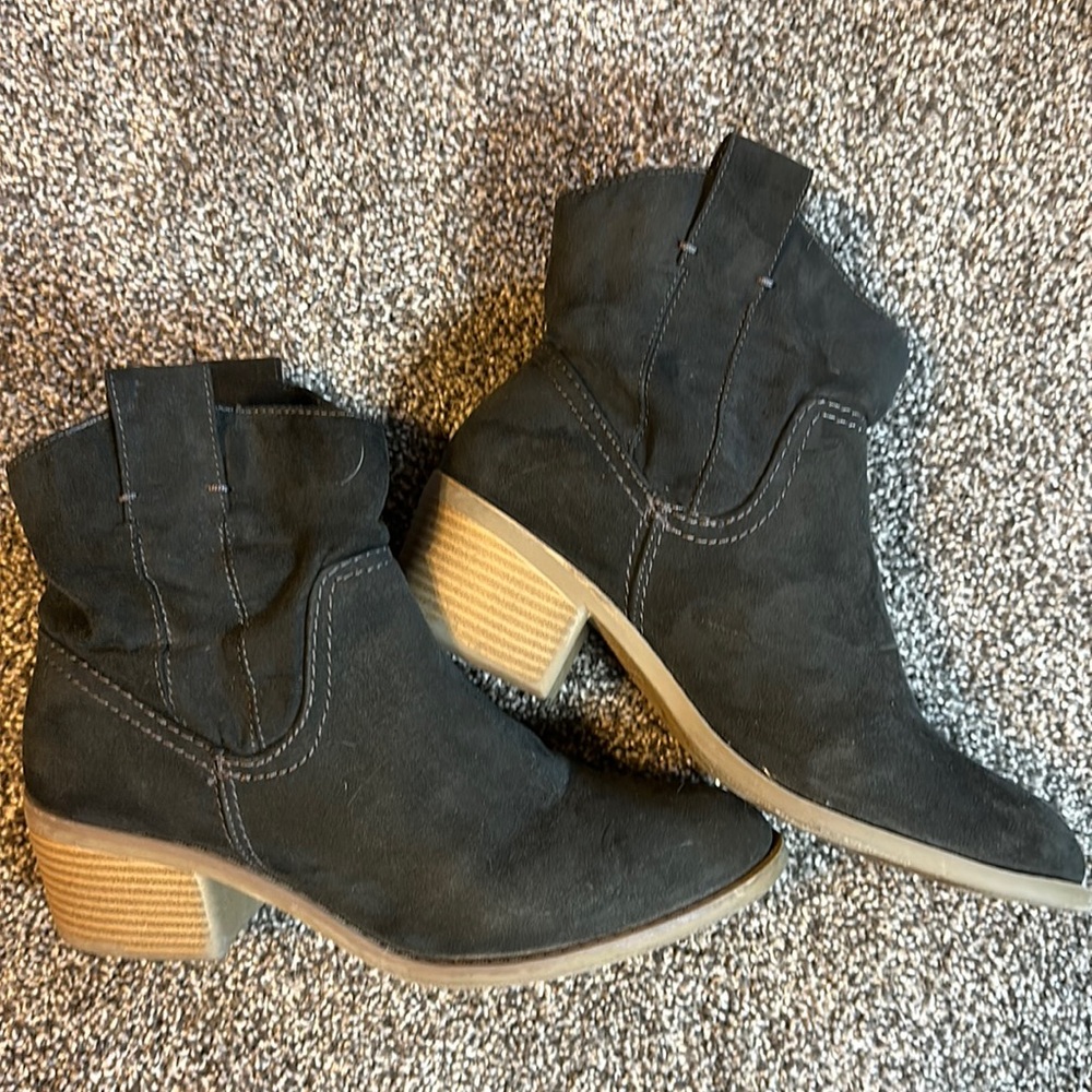 Beautiful Universal Thread suede like ankle boots. 8.5